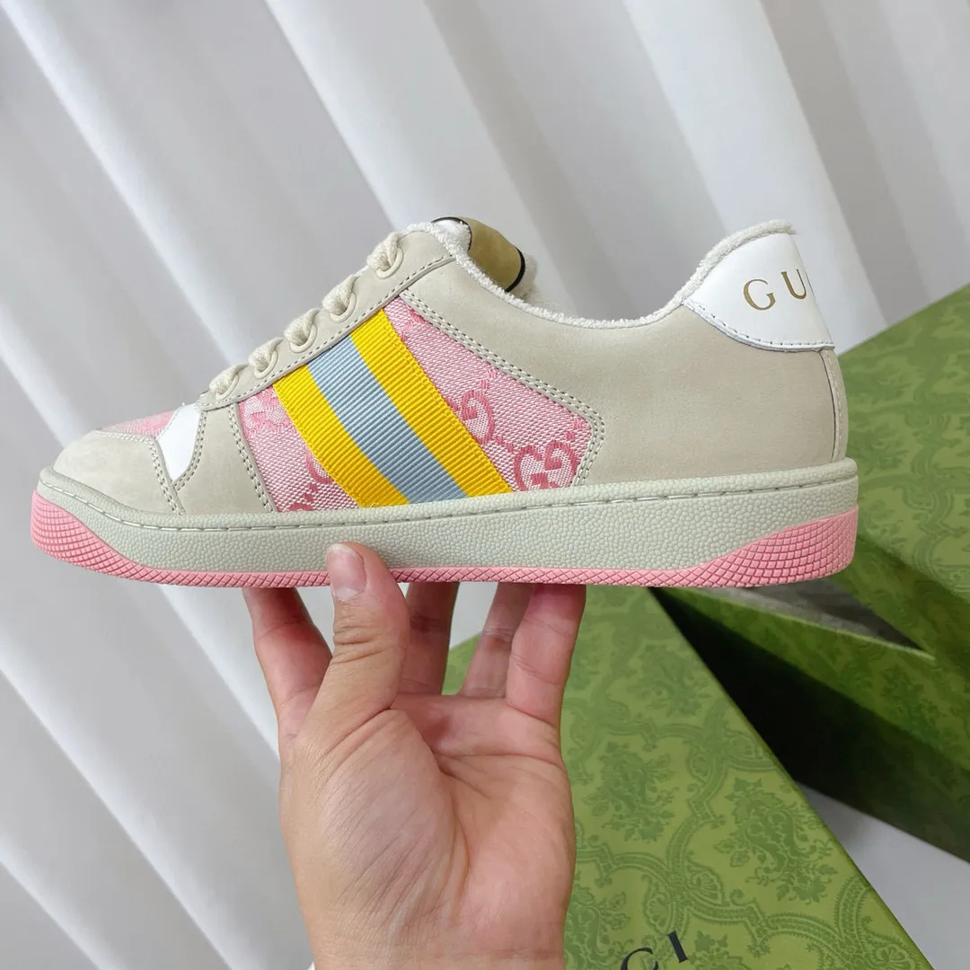 Ex-factory price: 540💰 GUCCI Gucci's newly upgraded back cover lining, top-notch old dirty shoes, classic casual sports shoes for couples, retro sneakers and old G family dirty shoes, updated at the counter simultaneously! ①The shoe upper has the same water-based edge coating process as the original version⚠️The ordinary oil edges on the market have a strong glue feel and are easy to fall off! Grade A first-layer nubuck leather (with pores)/matching computer embroidered double G cloth, high-density terry velvet lining. ② A PVC transparent small round mark sealing line is added to the details of the midsole. The mold is opened six times and the jewelry craftsmanship is used to customize the two-color double G buckle, striving to be the same as the original version. A pair of buttons is more than three times more expensive than ordinary buckles on the market. ③An old two-color washable label, the chip is placed on the outer waist of the right foot, the entire shoe is completely hollowed out with rubber technology, TUP material (rubber to distinguish the market) with the latest green packaging from the counter, 3D printed handbag, and a pair of shoelaces. There is no pressure when entering and exiting the counter. You can buy a 1:1 accurate replica of the original version and modify and upgrade it repeatedly. The details are perfectly restored, the materials are all customized, and they are truly top-notch. Please look at the details clearly to identify the quality. Upper: First-layer frosted cowhide/embroidered double G cloth. Lining: original high-density velvet lining. Foot pads: original pearlescent sheepskin. Outsole: private molded vacuum TPU material. Packaging: original top-grade full set packaging at the counter. Shoe size: women's size 35-40, men's size 39-44 (men's size 38, 45🉑️customized, non-returnable)